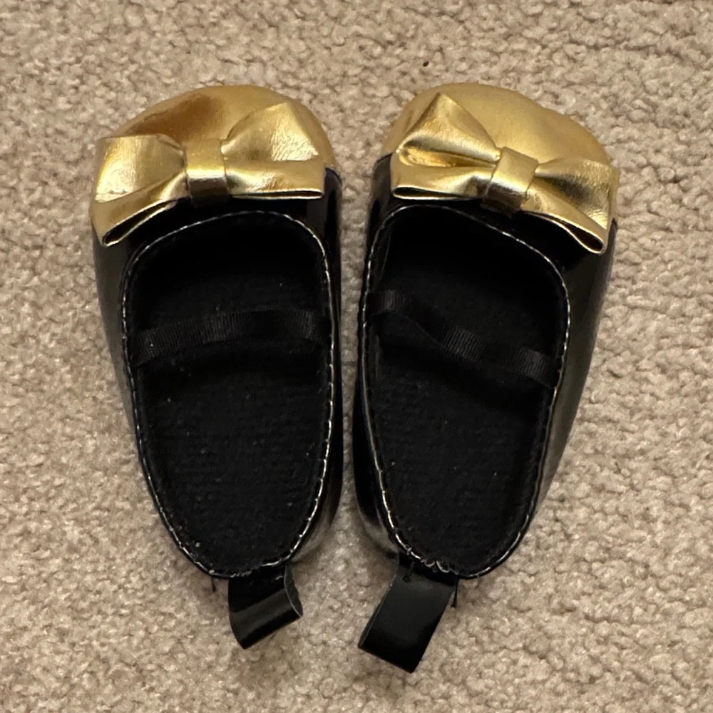 Gold and Black Baby Shoes with Bows - Picture 5 of 5
